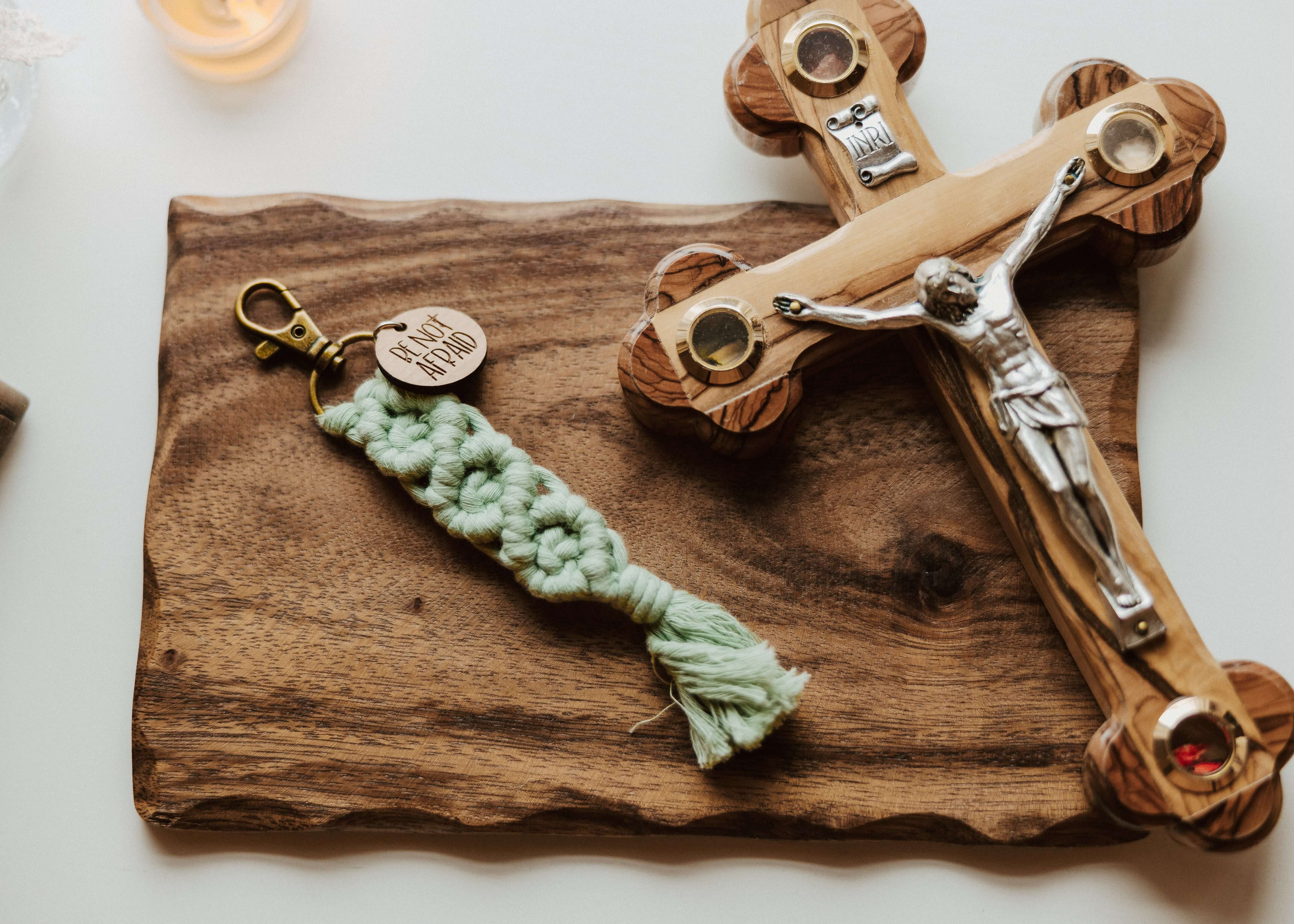 Be Not Afraid - Catholic Macrame Keychain – Saint Clare and Francis